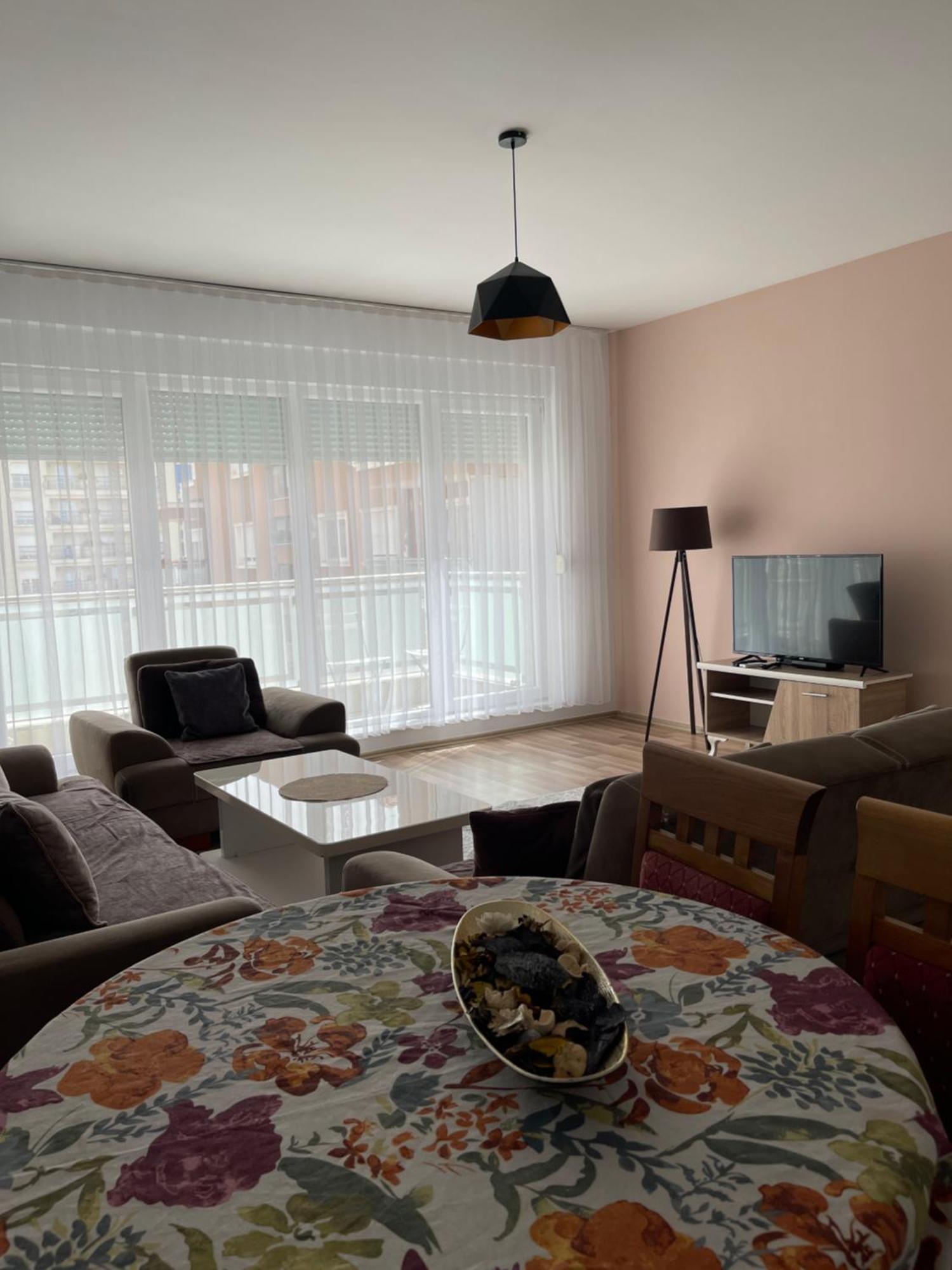 Entire Apartment - Near The Center Pristina Extérieur photo